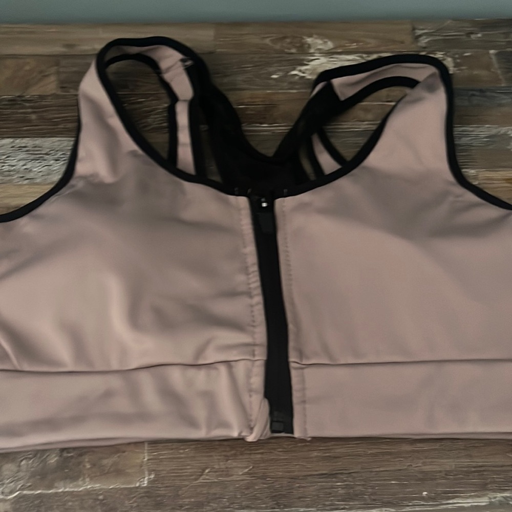 Front zip sports bra